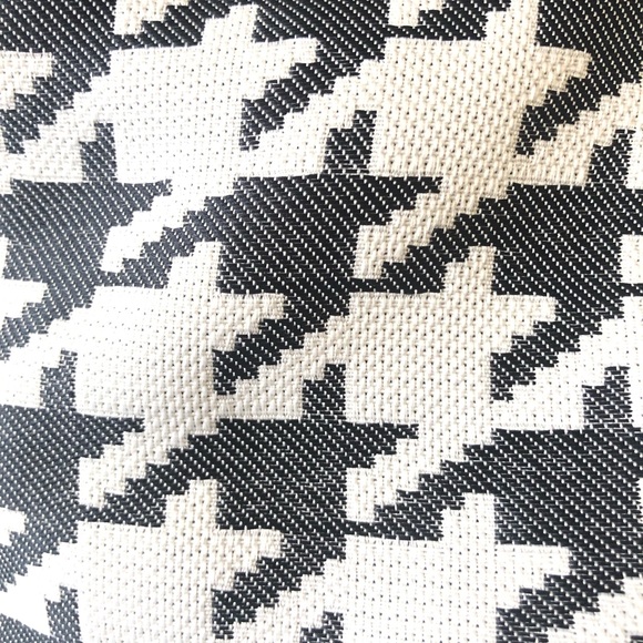 Banana Republic size 6, Large Pattern Grey/White Houndstooth Pencil Skirt - Picture 5 of 5